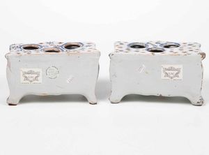 Due fioriere a forma di commode <BR>Francia, Manifattura di Nevers, XVIII secolo  - Asta Bacili da barbiere, bacinelle e fioriere in maiolica francese da collezione - Associazione Nazionale - Case d'Asta italiane