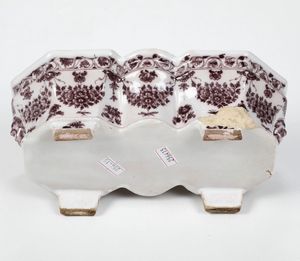 Oliera <BR>Francia, probabilmente Moustier; met del XVIII secolo  - Asta Bacili da barbiere, bacinelle e fioriere in maiolica francese da collezione - Associazione Nazionale - Case d'Asta italiane