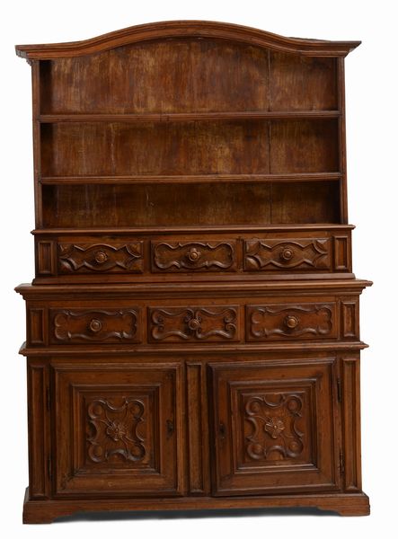 Grande credenza in noce con alzata a giorno. Piemonte, XVIII secolo  - Asta Antiquariato Settembre - Associazione Nazionale - Case d'Asta italiane