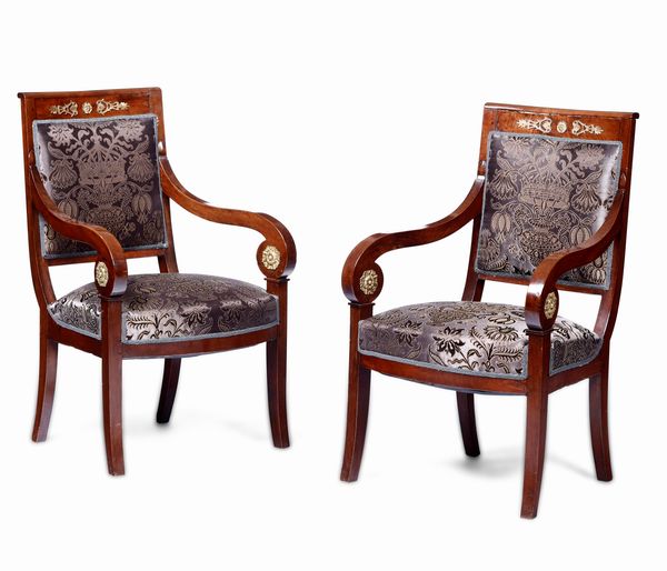 Salotto composto da divano e coppia di poltrone lastronati in mogano, XIX secolo  - Asta Antiquariato Settembre - Associazione Nazionale - Case d'Asta italiane