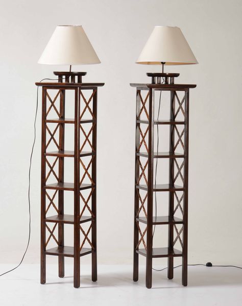 Coppia di piccole librerie a colonna con luci  - Asta Antiquariato Settembre - Associazione Nazionale - Case d'Asta italiane