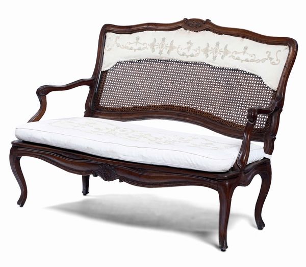 Divanetto in noce intagliato e paglia di Vienna, fine XVIII secolo  - Asta Antiquariato Settembre - Associazione Nazionale - Case d'Asta italiane