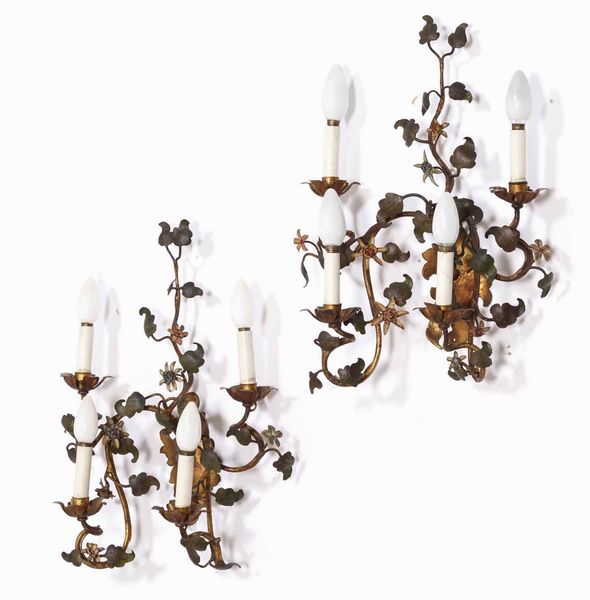 Coppia di appliques a quattro luci in ferro decorate a motivi fogliati  - Asta Antiquariato Settembre - Associazione Nazionale - Case d'Asta italiane