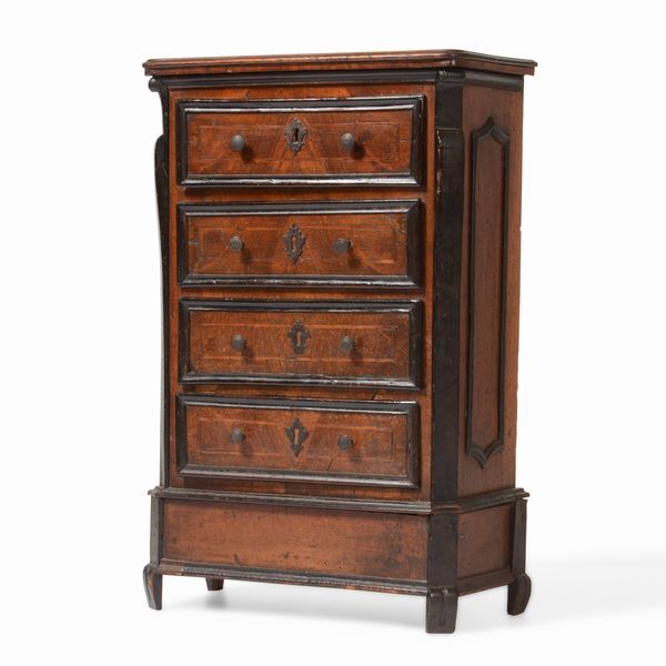 Comodino a quattro cassetti filettati. XIX secolo  - Asta Antiquariato Settembre - Associazione Nazionale - Case d'Asta italiane