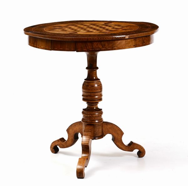Tavolo in noce e piano circolare intarsiato con scacchiera, XIX secolo  - Asta Antiquariato Settembre - Associazione Nazionale - Case d'Asta italiane