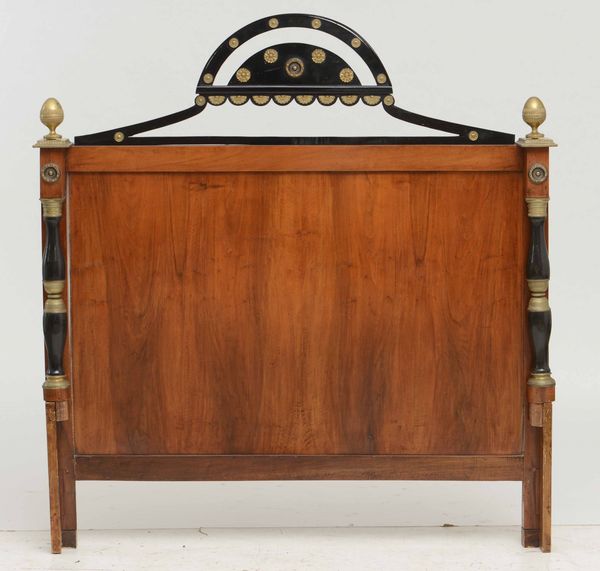 Camera composta da testiera di letto, coppia di comodini, com� e psiche, XIX-XX secolo  - Asta Antiquariato Settembre - Associazione Nazionale - Case d'Asta italiane