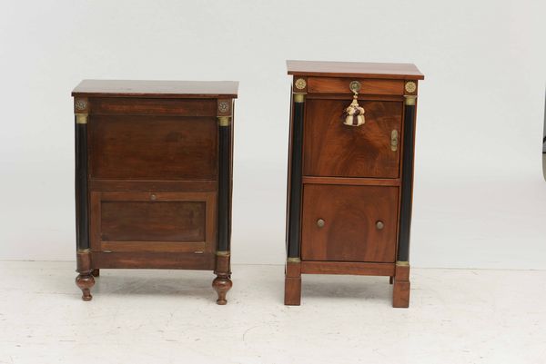 Camera composta da testiera di letto, coppia di comodini, com� e psiche, XIX-XX secolo  - Asta Antiquariato Settembre - Associazione Nazionale - Case d'Asta italiane