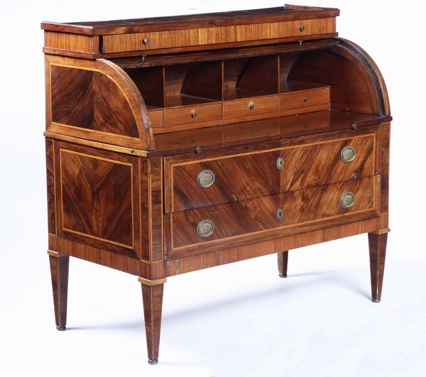 Bureau a rullo interamente lastronato ed intarsiato, fine XVIII secolo  - Asta Antiquariato Settembre - Associazione Nazionale - Case d'Asta italiane