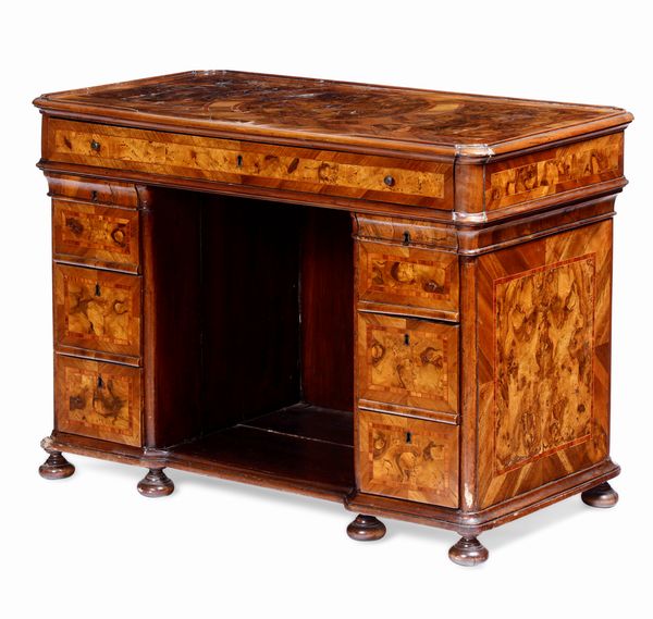 Scrittoio da centro lastronato in radica e filettato, XVIII - XIX secolo  - Asta Antiquariato Settembre - Associazione Nazionale - Case d'Asta italiane