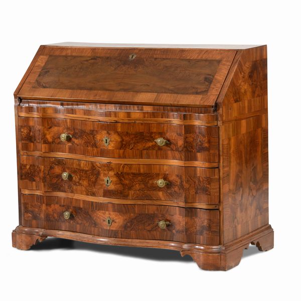 Cassettone a ribalta in noce e radica di noce. Veneto XVIII secolo  - Asta Antiquariato Settembre - Associazione Nazionale - Case d'Asta italiane