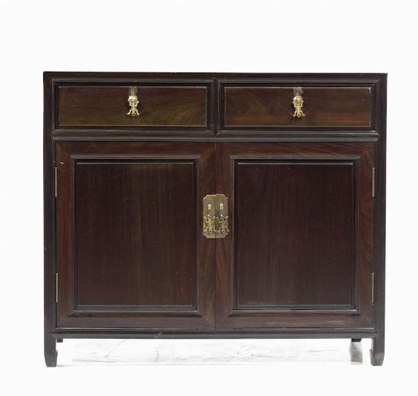 Credenza a due ante, Cina XX secolo  - Asta Antiquariato Settembre - Associazione Nazionale - Case d'Asta italiane