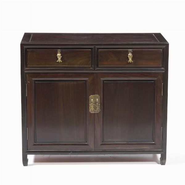 Credenza a due ante, Cina XX secolo  - Asta Antiquariato Settembre - Associazione Nazionale - Case d'Asta italiane