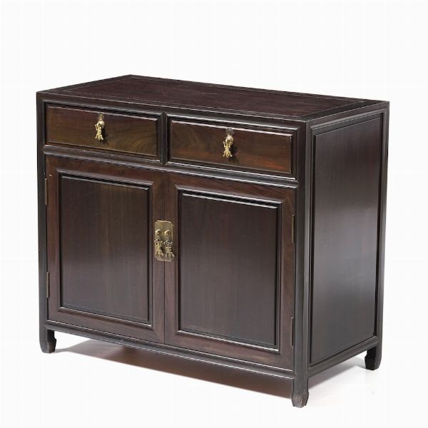 Credenza a due ante, Cina XX secolo  - Asta Antiquariato Settembre - Associazione Nazionale - Case d'Asta italiane