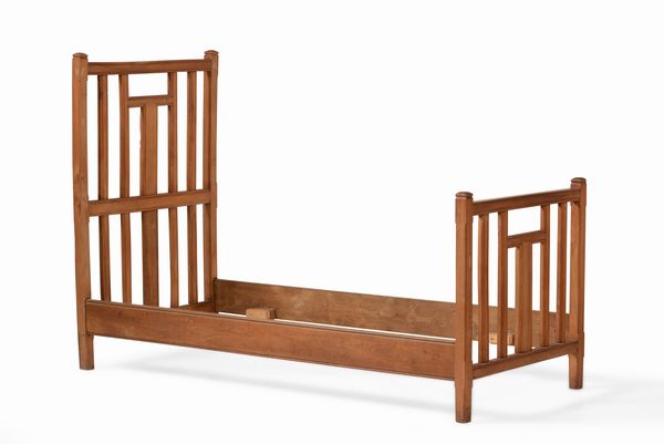 Camera da letto composta da cassettone e lettino, XX secolo  - Asta Antiquariato Settembre - Associazione Nazionale - Case d'Asta italiane