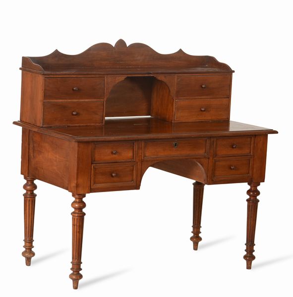 Scrivania con alzata. XIX-XX secolo  - Asta Antiquariato Settembre - Associazione Nazionale - Case d'Asta italiane