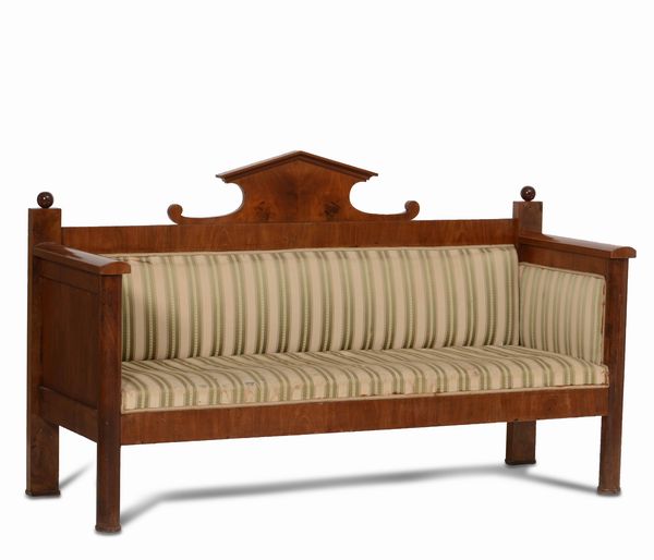 Divano impiallacciato in noce, XIX secolo  - Asta Antiquariato Settembre - Associazione Nazionale - Case d'Asta italiane