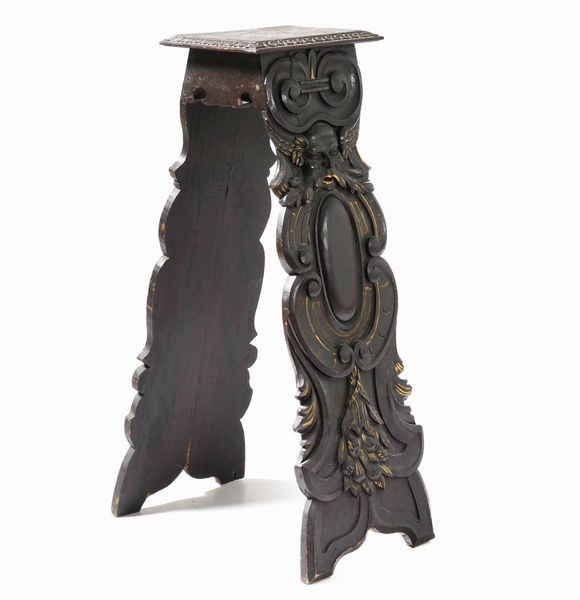 Reggibusto in legno intagliato e lumeggiato in oro. Italia,XIX-XX secolo  - Asta Antiquariato Settembre - Associazione Nazionale - Case d'Asta italiane