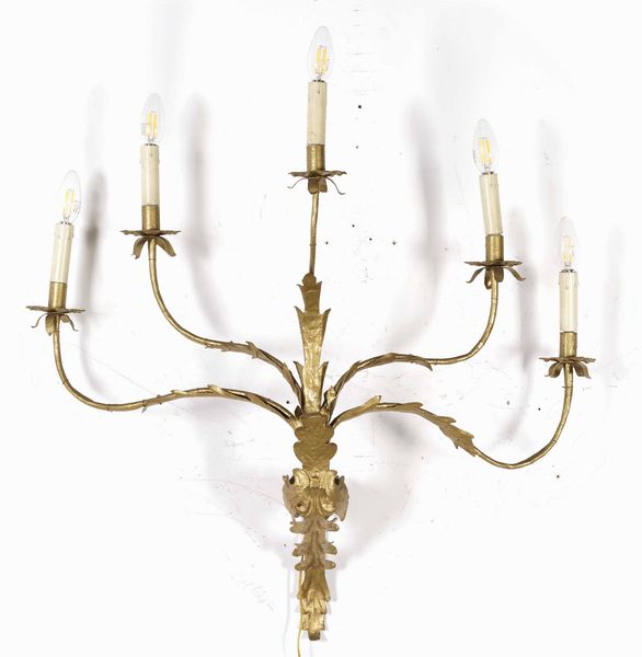 Applique a cinque luci in lamierino dorato. XIX secolo  - Asta Antiquariato Settembre - Associazione Nazionale - Case d'Asta italiane