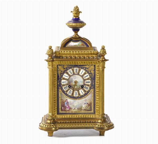 Pendola in metallo dorato e porcellana decorata in policromia a scena galante. Francia XIX-XX Secolo  - Asta Antiquariato Settembre - Associazione Nazionale - Case d'Asta italiane