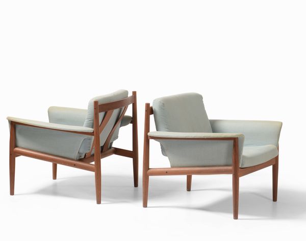 Coppia di poltrone con struttura in legno e rivestimenti in tessuto.  - Asta Antiquariato Settembre - Associazione Nazionale - Case d'Asta italiane