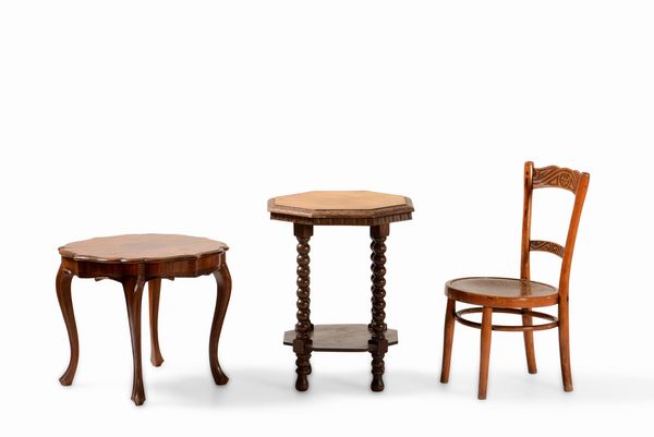 Insieme di tavolino circolare intarsiato, altro tavolino ottagonale con gambe a torchon e sedia da bambino  - Asta Antiquariato Settembre - Associazione Nazionale - Case d'Asta italiane