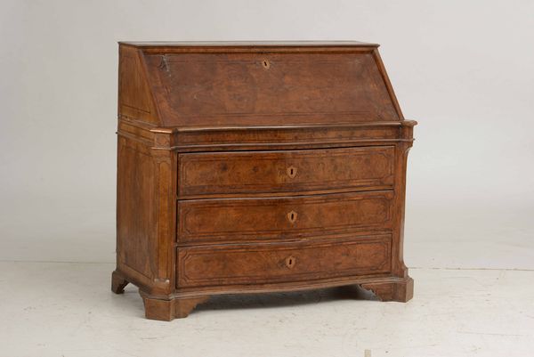 Cassettone a ribalta in noce e radica di noce con intarsi a profilature. Napoli, met� XVIII secolo  - Asta Antiquariato Settembre - Associazione Nazionale - Case d'Asta italiane