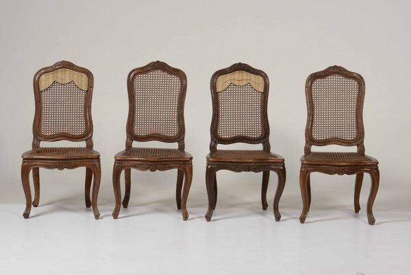 Quattro sedie in legno intagliato con seduta e schienale in cannet  - Asta Antiquariato Settembre - Associazione Nazionale - Case d'Asta italiane