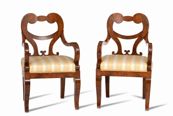 Coppia di poltrone lastronate in radica di noce con schienale a volute  - Asta Antiquariato Settembre - Associazione Nazionale - Case d'Asta italiane