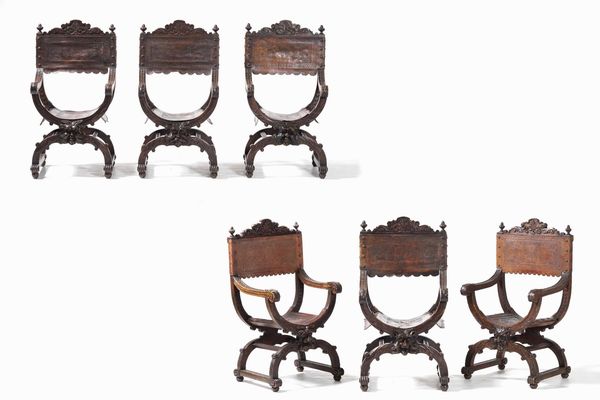 Gruppo di sei sedie tipo Savonarola in legno intagliato e cuoio inciso  - Asta Antiquariato Settembre - Associazione Nazionale - Case d'Asta italiane