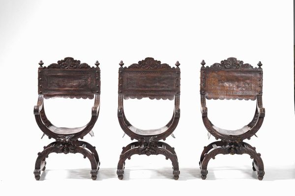 Gruppo di sei sedie tipo Savonarola in legno intagliato e cuoio inciso  - Asta Antiquariato Settembre - Associazione Nazionale - Case d'Asta italiane