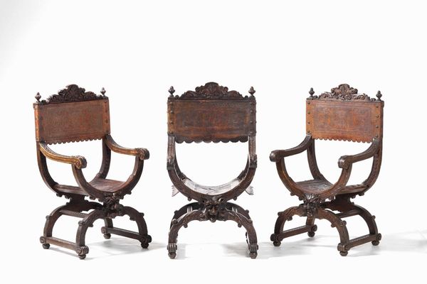 Gruppo di sei sedie tipo Savonarola in legno intagliato e cuoio inciso  - Asta Antiquariato Settembre - Associazione Nazionale - Case d'Asta italiane