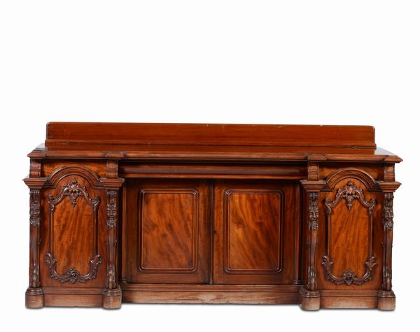 Credenza scantonata in legno scolpito, XIX secolo  - Asta Antiquariato Settembre - Associazione Nazionale - Case d'Asta italiane