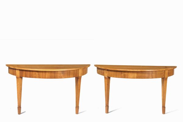 Coppia di mezzi tavoli in stile. XX secolo  - Asta Antiquariato Settembre - Associazione Nazionale - Case d'Asta italiane