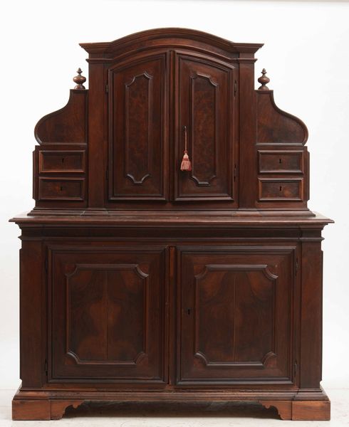 Grande credenza in noce a due corpi. Italia centrale, XVIII-XIX secolo  - Asta Antiquariato Settembre - Associazione Nazionale - Case d'Asta italiane