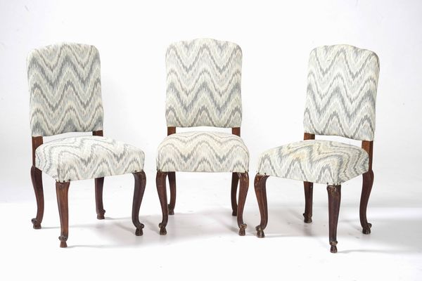 Tre sedie in stile Luigi XV rivestite in tessuto fiammato  - Asta Antiquariato Settembre - Associazione Nazionale - Case d'Asta italiane