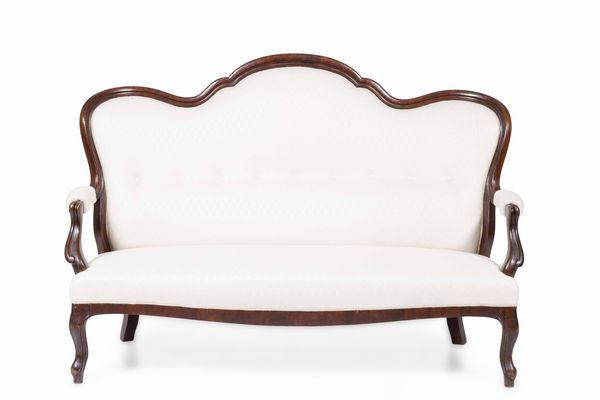 Divano in stile Luigi XV in legno intagliato  - Asta Antiquariato Settembre - Associazione Nazionale - Case d'Asta italiane
