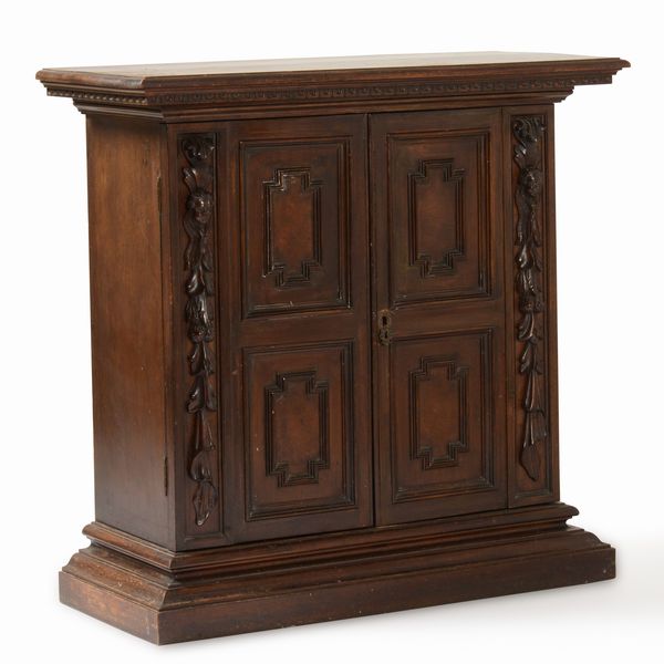 Mobile in legno intagliato a due ante pannellate. XIX-XX secolo  - Asta Antiquariato Settembre - Associazione Nazionale - Case d'Asta italiane