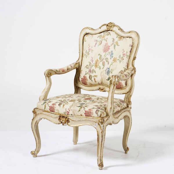 Poltrona in legno intagliato, laccato e dorato. XVIII secolo  - Asta Antiquariato Settembre - Associazione Nazionale - Case d'Asta italiane