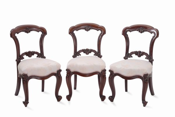 Gruppo di tre sedie in mogano in stile  - Asta Antiquariato Settembre - Associazione Nazionale - Case d'Asta italiane