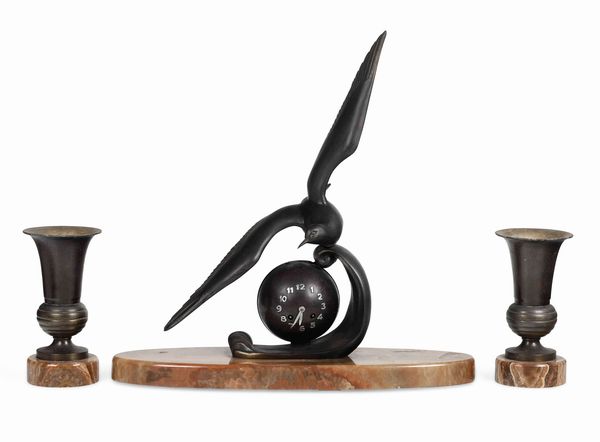 Trittico da camino Dec, firmato M. Leducqv (1879-1955), composto da orologio e coppia di vasi in bronzo  - Asta Antiquariato Settembre - Associazione Nazionale - Case d'Asta italiane