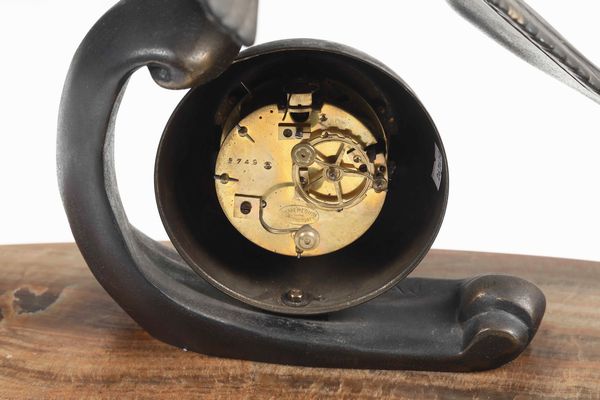 Trittico da camino Dec�, firmato M. Leducqv (1879-1955), composto da orologio e coppia di vasi in bronzo  - Asta Antiquariato Settembre - Associazione Nazionale - Case d'Asta italiane