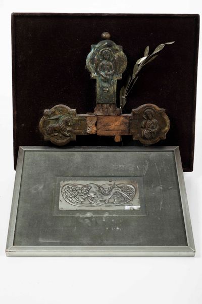 Lotto di oggetti sacri in metallo e portapalme in legno laccato  - Asta Antiquariato Settembre - Associazione Nazionale - Case d'Asta italiane