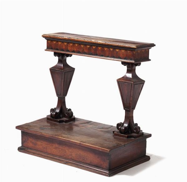 Inginocchiatoio in legno intagliato e legno intarsiato. XVIII secolo  - Asta Antiquariato Settembre - Associazione Nazionale - Case d'Asta italiane