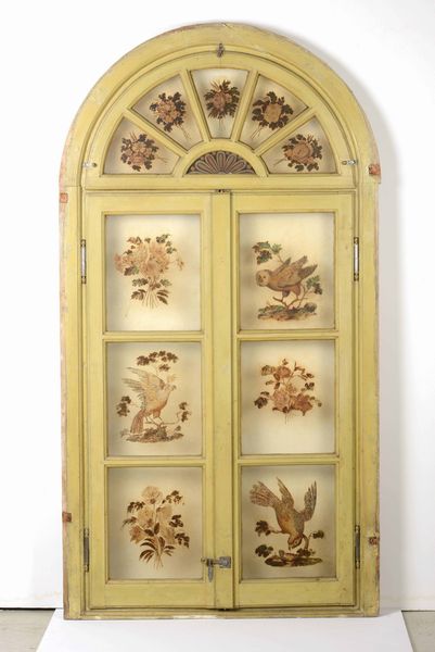 Coppia di vetrate con struttura in legno laccato e vetri dipinti a motivi floreali e zoomorfi. XVIII-XIX secolo  - Asta Antiquariato Settembre - Associazione Nazionale - Case d'Asta italiane