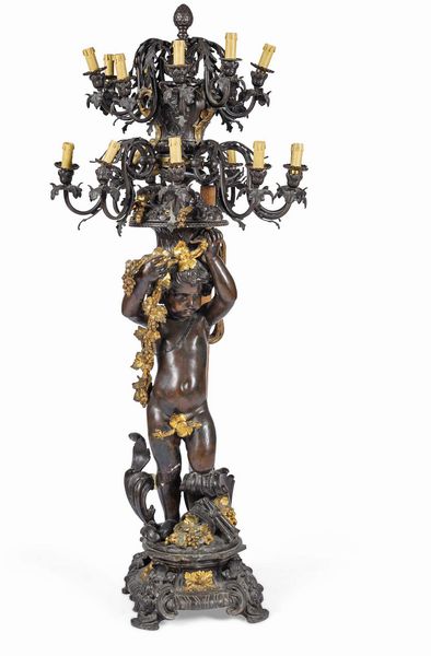 Grande candelabro in bronzo patinato. XX secolo  - Asta Antiquariato Settembre - Associazione Nazionale - Case d'Asta italiane