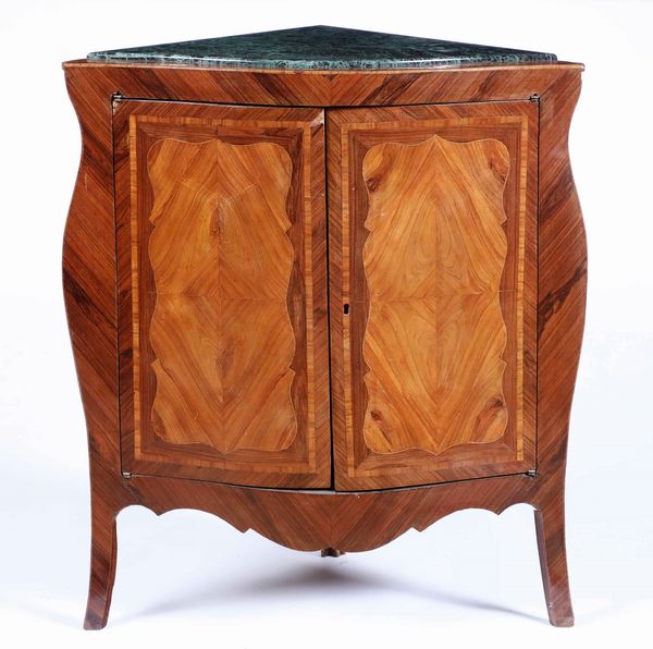 Angoliera lastronata a due ante. XVIII-XIX secolo  - Asta Antiquariato Settembre - Associazione Nazionale - Case d'Asta italiane