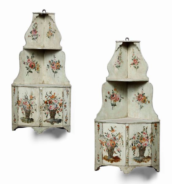 Coppia di angoliere pensili in legno laccato e dipinto a fiori policromi, XIX secolo  - Asta Antiquariato Settembre - Associazione Nazionale - Case d'Asta italiane