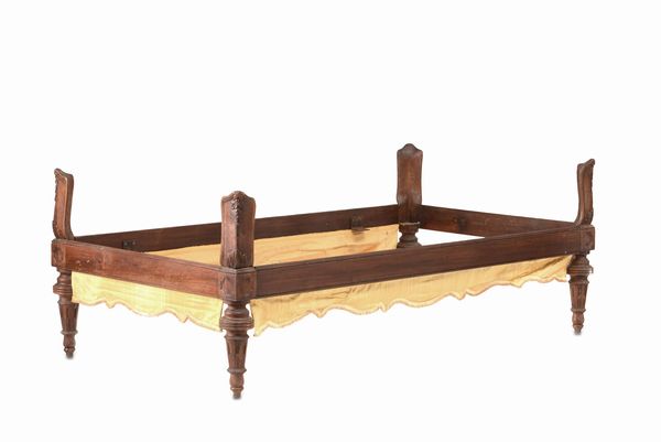 Letto in stile Luigi XVI a cartoccio a una piazza  - Asta Antiquariato Settembre - Associazione Nazionale - Case d'Asta italiane