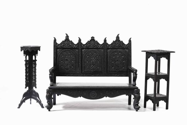 Fornitura da salotto in legno intagliato a motivi zoomorfi, XX secolo  - Asta Antiquariato Settembre - Associazione Nazionale - Case d'Asta italiane