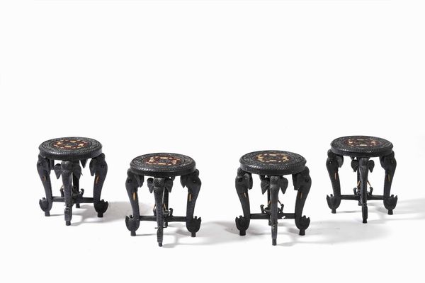 Fornitura da salotto in legno intagliato a motivi zoomorfi, XX secolo  - Asta Antiquariato Settembre - Associazione Nazionale - Case d'Asta italiane